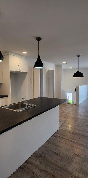 **4 ½**APPARTEMENT -style MAISON DE VILLE au CŒUR de STE-FOY - Photo 1