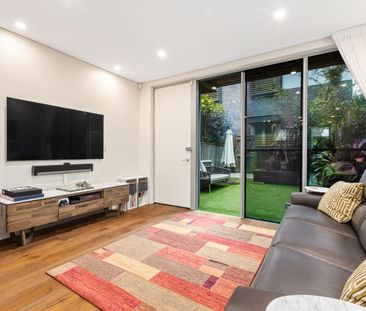 Designer 3 Bed Terrace with Garden & Double Parking - Photo 3