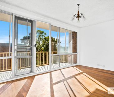 Spacious Apartment with Ocean Views in Prime City Fringe Location - Photo 4