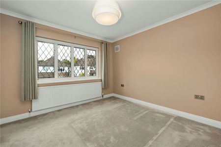 Five bedroom detached home located conveniently for the station and local schools - Photo 5