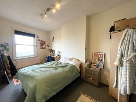 4 bedroom flat to rent - Photo 4