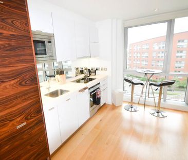 Ontario Tower, Fairmont Avenue, London, E14 - Photo 1
