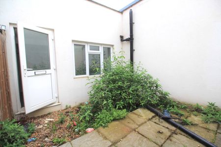 Studio Flat to rent - Upper Wickham Lane, Welling, DA16 - Photo 4
