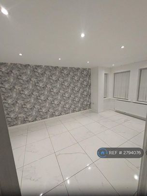 4 bedroom end of terrace house to rent - Photo 1