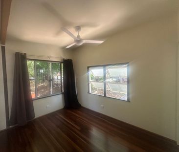 Renovated Coastal Home in Prime Eimeo Location - Photo 4