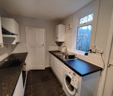 4 Bed Semi-Detached House, Warwick St, NG7 - Photo 5
