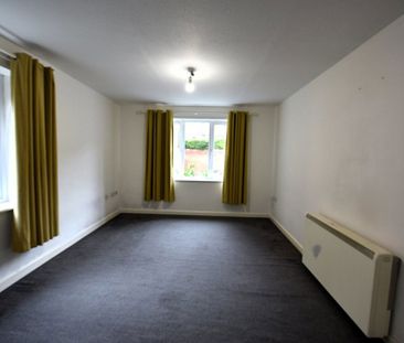 2 bedroom Flat in Flat 10, Leeds - Photo 1