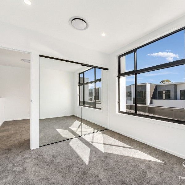 3 bedroom + MPR Terrace Home Offering Modern Comforts! - Photo 1