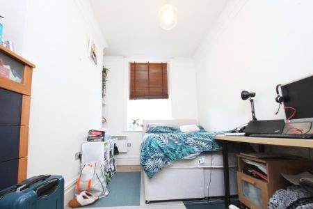 3 bedroom flat to rent - Photo 4