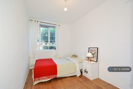 3 bedroom flat to rent - Photo 3