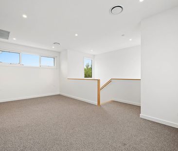 LUXURIOUS FAMILY LIVING! - Photo 2