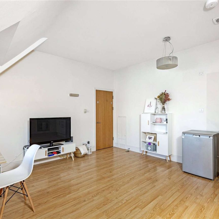 A bright and spacious one bedroom flat with private balcony in a well maintained conversion. - Photo 1