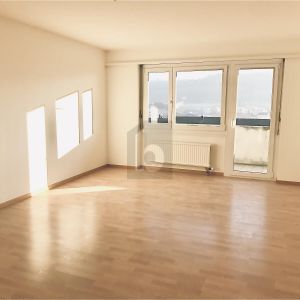 CENTRAL, SPACIOUS, WITH BALCONY - Photo 2