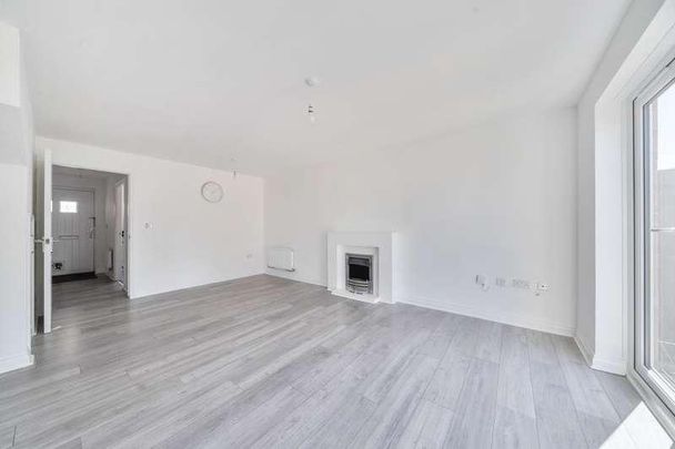 Kennet Heath, Thatcham, RG19 - Photo 1