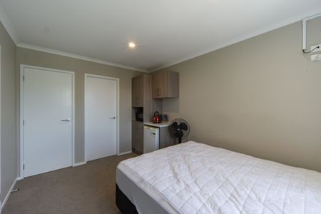 Convenient All inclusive 1-Bedroom with Ensuite - Walking Distance to Waikato Hospital - Photo 5