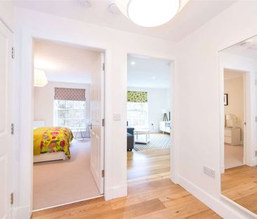 A stunning one-bedroom furnished flat in a fantastic location. - Photo 3