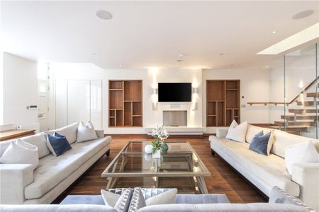 A smart, contemporary three storey, three bedroom period mews house of over 2500 sq ft situated in one of the most sought after private cobbled mews in Belgravia, moments from Hyde Park Corner. Tenancy Length: Minimum 12 months EPC rating D | Council Tax Band H - Photo 4