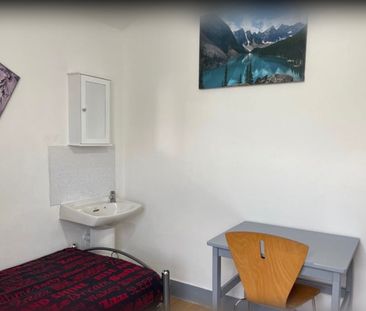 Room in a Shared House, Leslie Road, E11 - Photo 2