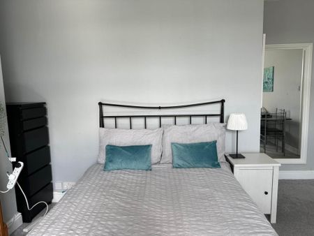 Room 1: Flat 4, 30 Stoke Road, Guildford, GU1 4HR - Photo 3