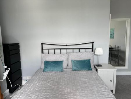 Room 1: Flat 4, 30 Stoke Road, Guildford, GU1 4HR - Photo 4