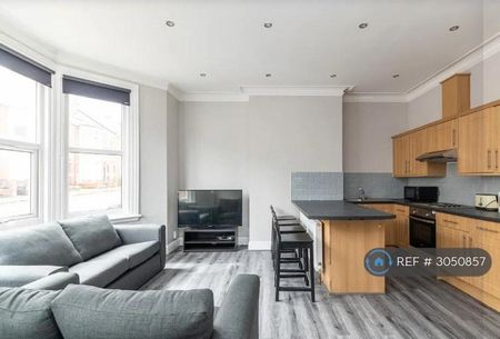 4 bedroom flat to rent - Photo 2