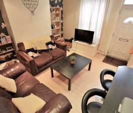 3 bedroom House in Harold Place, Leeds - Photo 5