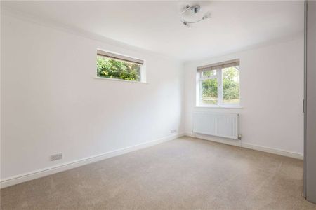 2 bedroom flat in central Tunbridge Wells location - Photo 4