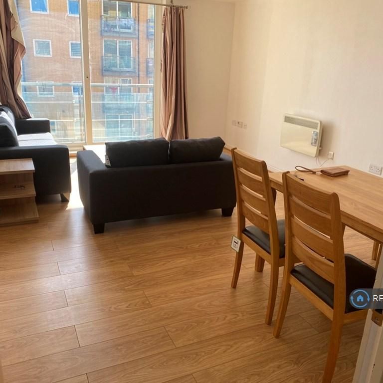 2 bedroom flat to rent - Photo 1