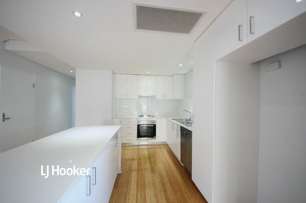 Light filled & Spacious Two Bedroom Apartment ! - Photo 1