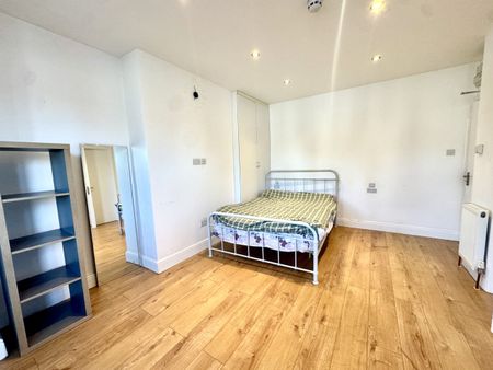 Heathfield Gardens, Brent Cross, NW11 - Photo 2