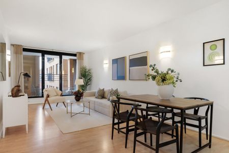 A two bedroom apartment with lift and concierge for rent in Point West, SW7 - Photo 2