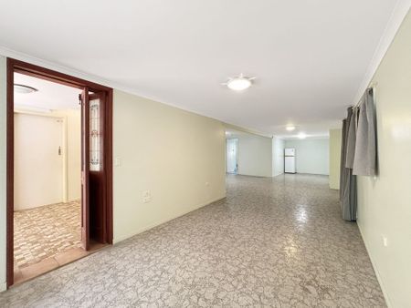 Spacious Family Home in Leafy Cul-De-Sac, with Pool! - Photo 2