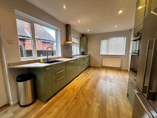 4 bedroom bungalow to rent - Photo 1