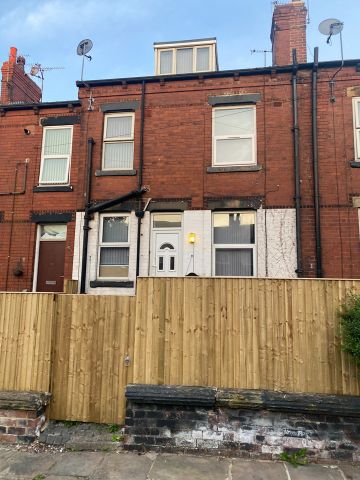 3 Bed Terraced House, Longroyd View, LS11 - Photo 2
