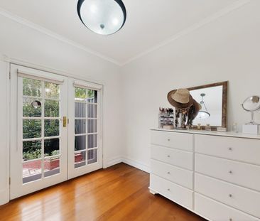 Quiet, Single-Level Living with Expansive Garden in Boutique Block - Photo 4