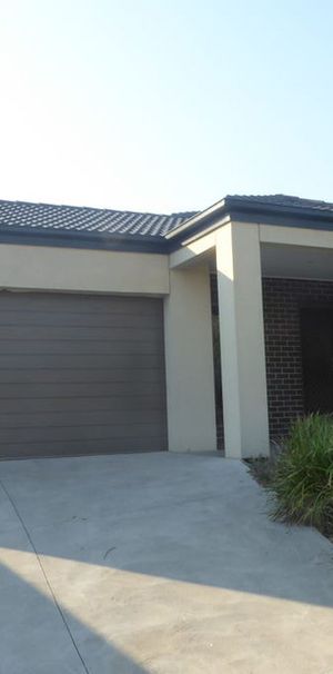 8 Morfesse Street, South Morang. - Photo 1