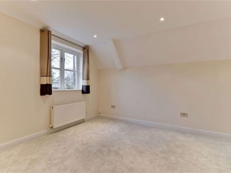 A beautifully presented and recently refurbished contemporary family home in a desirable location within easy walking distance of the local amenities and Hampton Court train station. - Photo 5