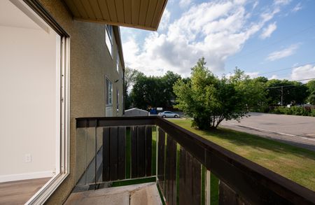 Ella Manor - Photo 2