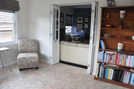 Charming 3 Bedroom Home - Photo 5