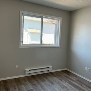 2 bdrm Apartment w/Washer/Dryer in Unit, Top Floor Corner Suite! - Photo 2