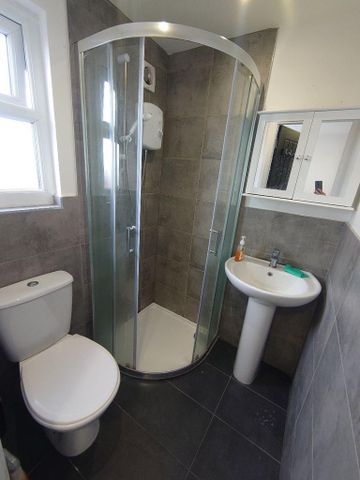 1 bedroom in a house share to rent - Photo 5