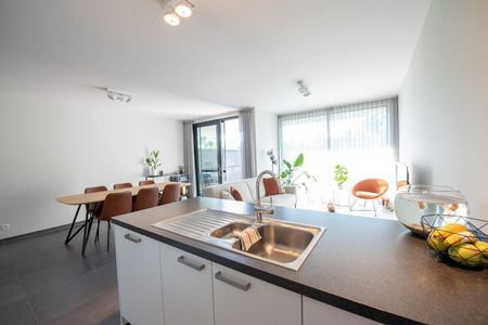 Volledig instapklaar gelijkvloers appartement met terras TE HUUR! - Foto 2