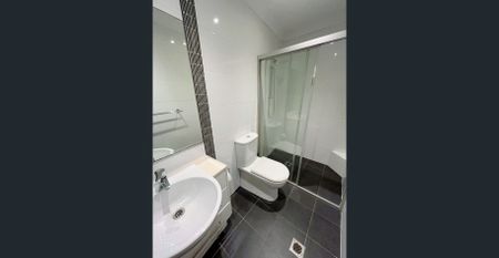 🌟 Modern Apartment in Waterloo – Prime Location with Excellent Amenities 🌟Booking Inspection! Available From 01/12/2025 To 05/02/2026. - Photo 2