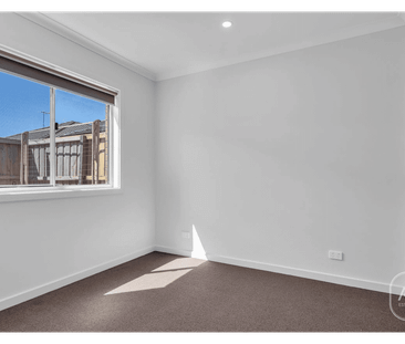 Modern 3-Bedroom Family Home in Vibrant Manor Lakes - Photo 4