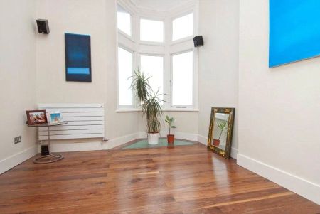 3 bedroom flat in West Hampstead - Photo 3