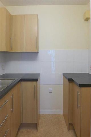 1 bedroom retirement property to rent - Photo 5