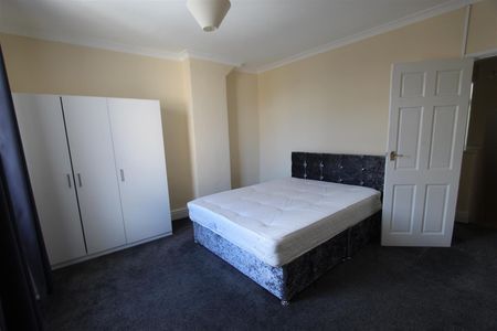 2 bed house to rent in Oak Street, Burnley, BB12 - Photo 4
