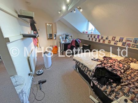 4 Bedroom Mid Terraced House for rent in Ash Road - Photo 3