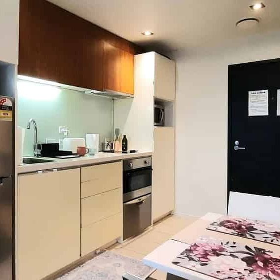 Perfect Beach Rd city apartment plus parking - Photo 1