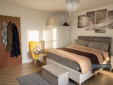 1 bedroom in a flat share to rent - Photo 2